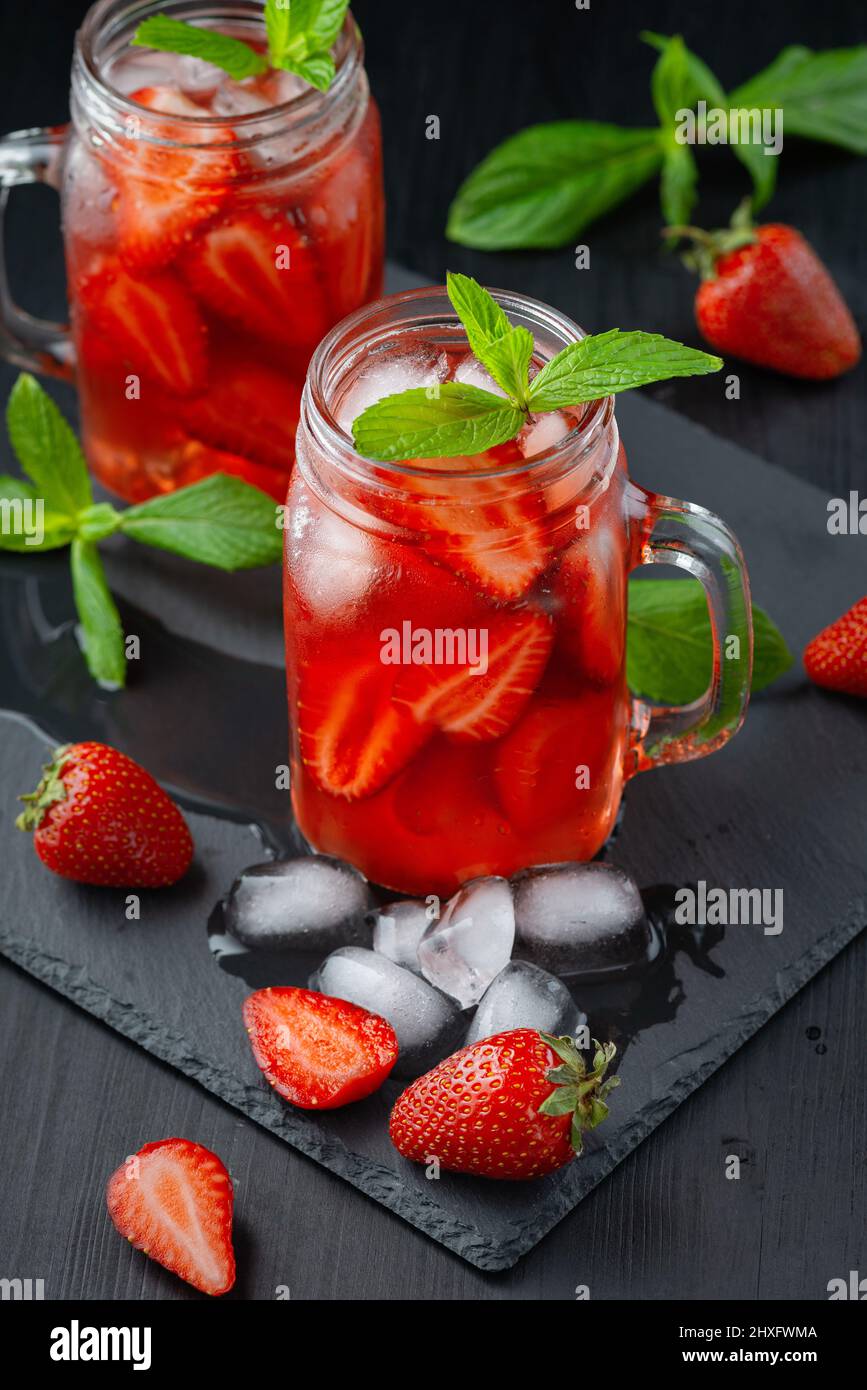 Frischer Erdbeercocktail. Frischer Sommercocktail mit Erdbeere und Eiswürfeln. Stockfoto