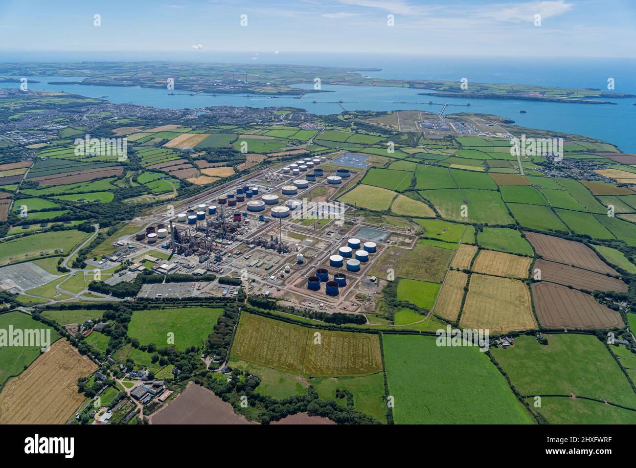 Der geschäftige Milford Haven Waterway und die Oil and Gas Terminals in Hakim, Pembrokeshire Stockfoto