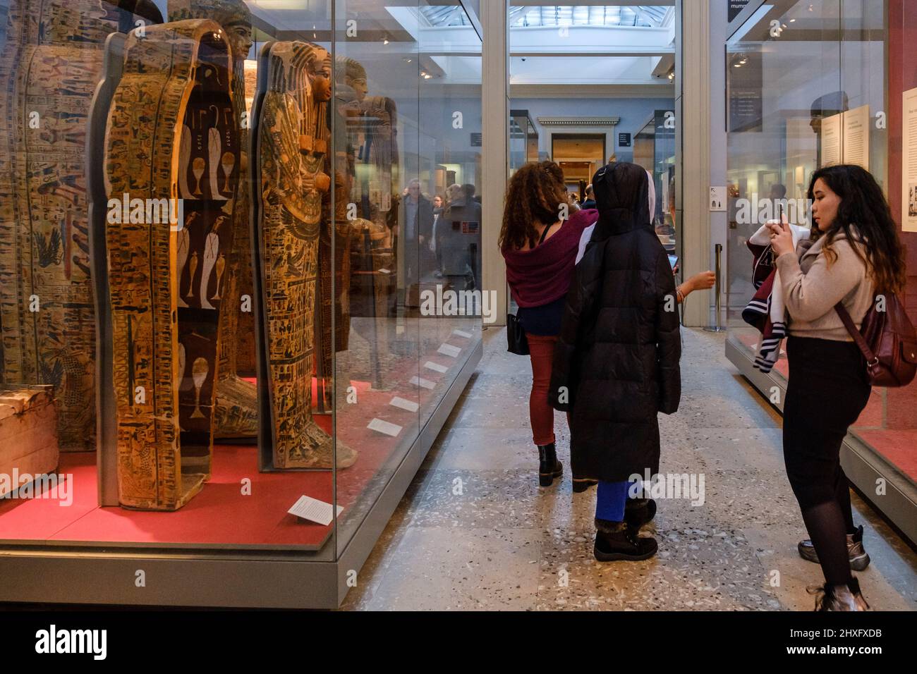 Britisches Museum, dekorierter ägyptischer Holzsarg, London, England, Großbritannien. Stockfoto