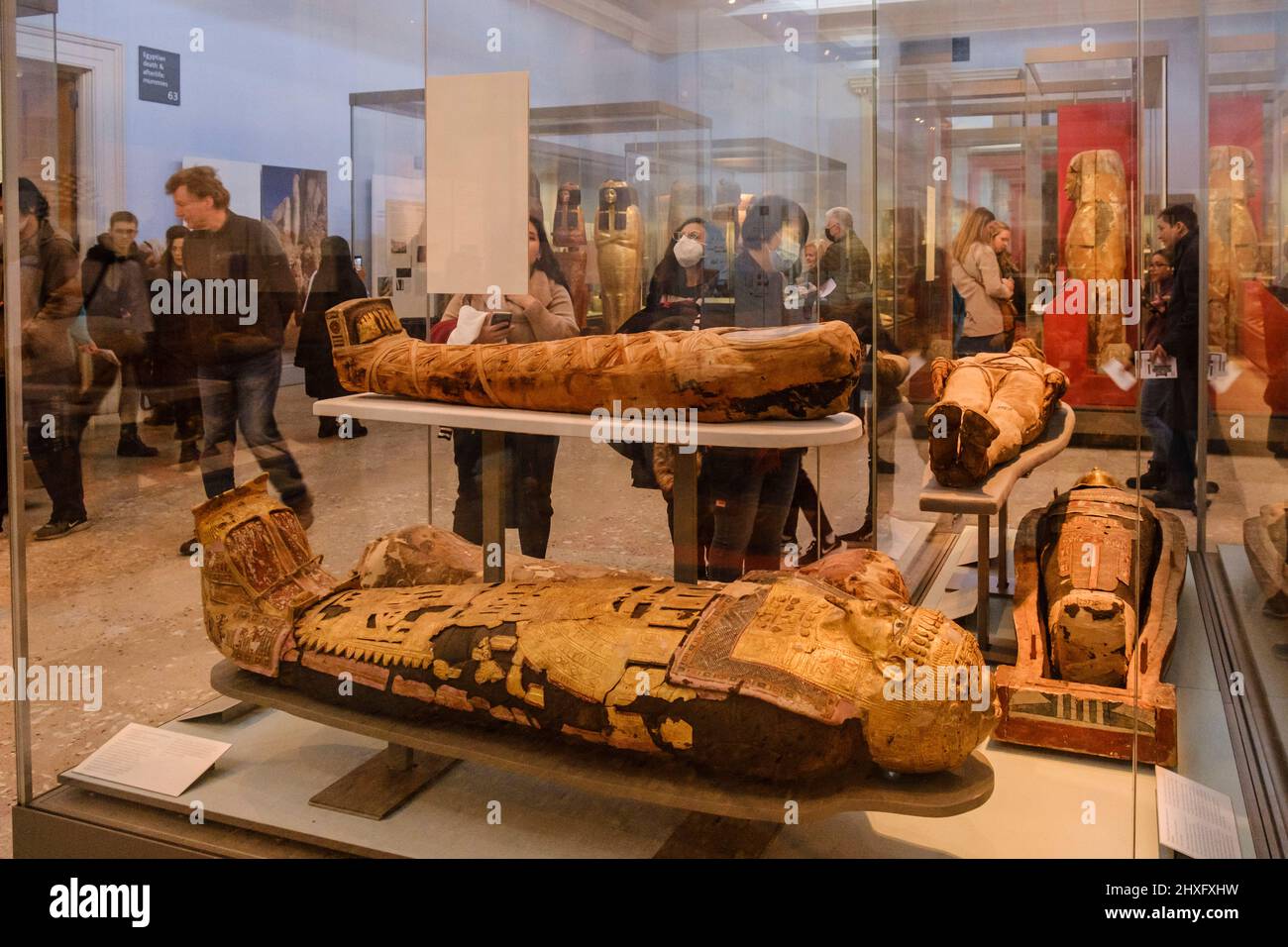 Britisches Museum, dekorierter ägyptischer Holzsarg, London, England, Großbritannien. Stockfoto
