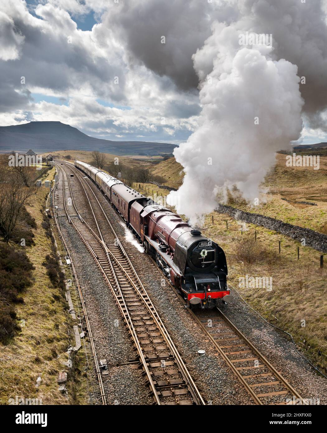 Lokomotive 'die Herzogin von Sutherland' mit 'The Cumbrian Mountaineer', ein Dampfspecial am Samstag auf der Settle-Carlisle-Bahn. Der Zug ist in Blea Moor zu sehen, nachdem er das Ribblehead Viadukt verlassen hat, das nach Carlisle führt. Die starken Rückenwinde trugen den Dampf hoch in die Luft. Hinter dem Zug sieht man den Gipfel von Ingleborough. Viele Leute haben sich herausgestellt, diese beliebte Lokomotive zu sehen, da die Herzogin von Sutherland, die 1938 gebaut wurde, jetzt im Süden Englands liegt und seit einigen Jahren nicht mehr auf der Linie Settle-Carlisle zu sehen ist. Quelle: John Bentley/Alamy Live News Stockfoto