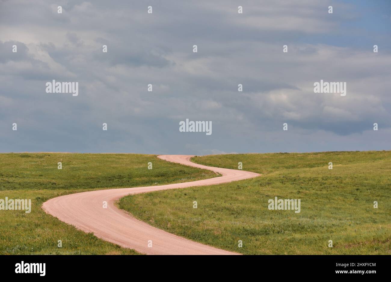 Kurvenreiche Straße weniger mit einer gepackten unbefestigten Straße gefahren. Stockfoto