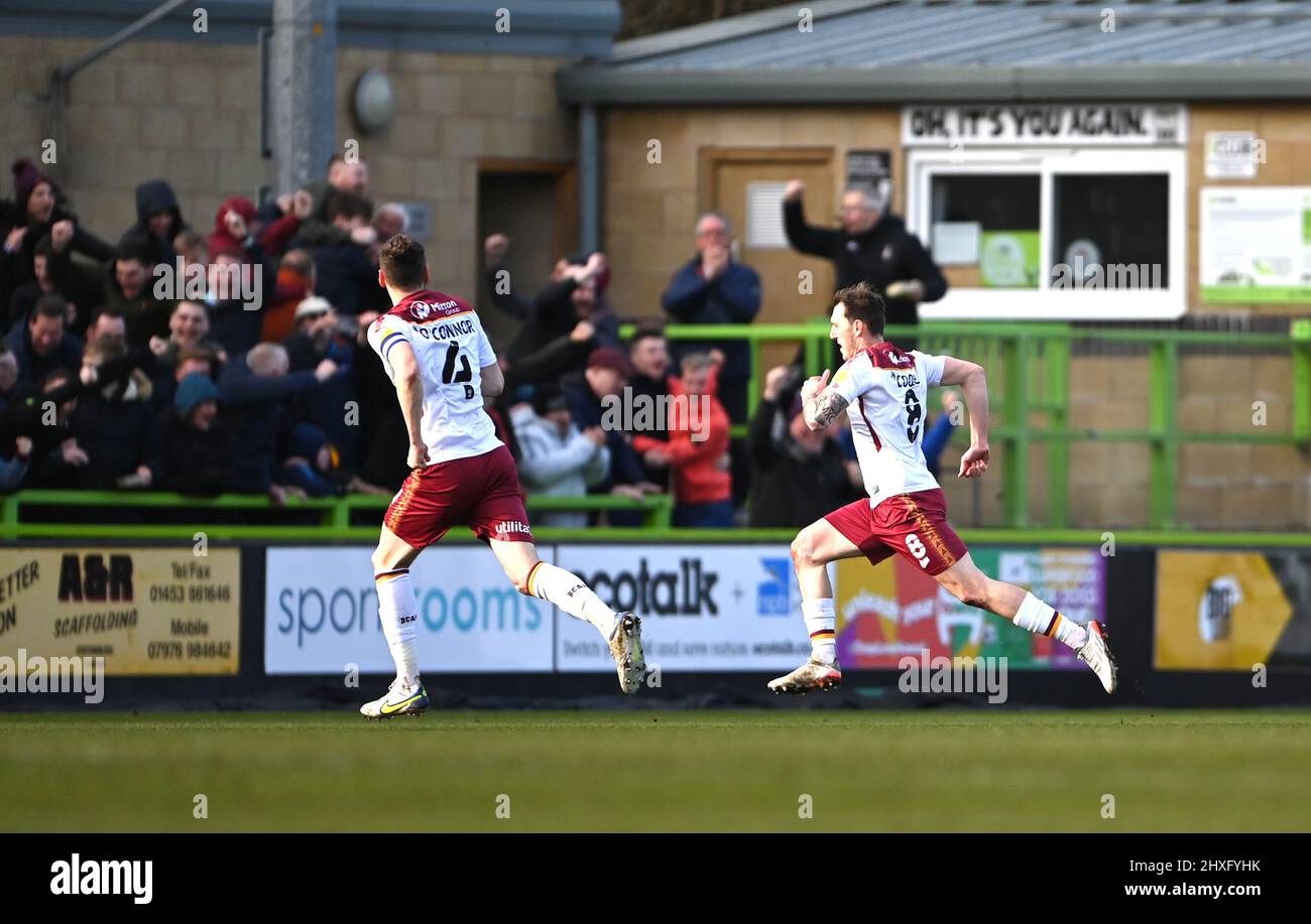 Callum Cooke von Bradford City feiert sein Ziel, es 1-0 während des 2-Spiels der Sky Bet League im voll geladenen New Lawn, Nailsworth, zu männlich zu machen. Bilddatum: Samstag, 12. März 2022. Stockfoto