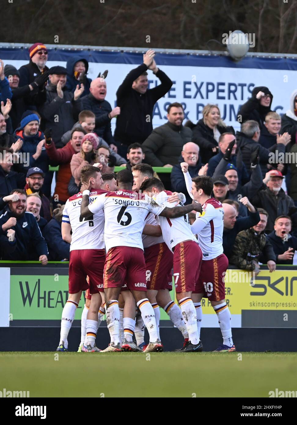 Callum Cooke von Bradford City feiert sein Ziel, es 1-0 während des 2-Spiels der Sky Bet League im voll geladenen New Lawn, Nailsworth, zu männlich zu machen. Bilddatum: Samstag, 12. März 2022. Stockfoto