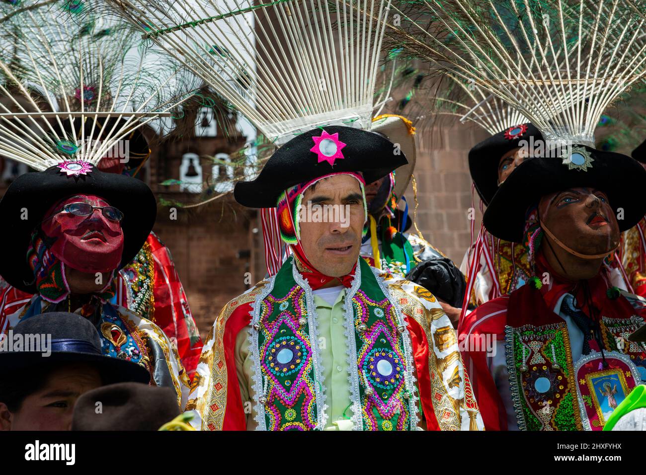 Cuzco, Peru - 25. Dezember 2013: Porträt eines Mannes in traditioneller Kleidung während der Huaylia am Weihnachtstag vor der Kathedrale von Cuzco in Stockfoto