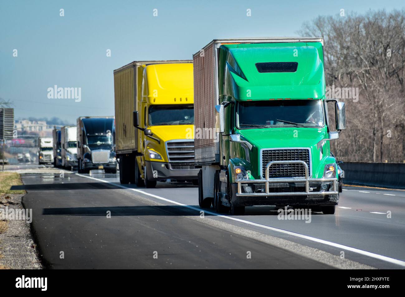 Horizontale Aufnahme eines zwischenstaatlichen LKW-Konvois. Stockfoto