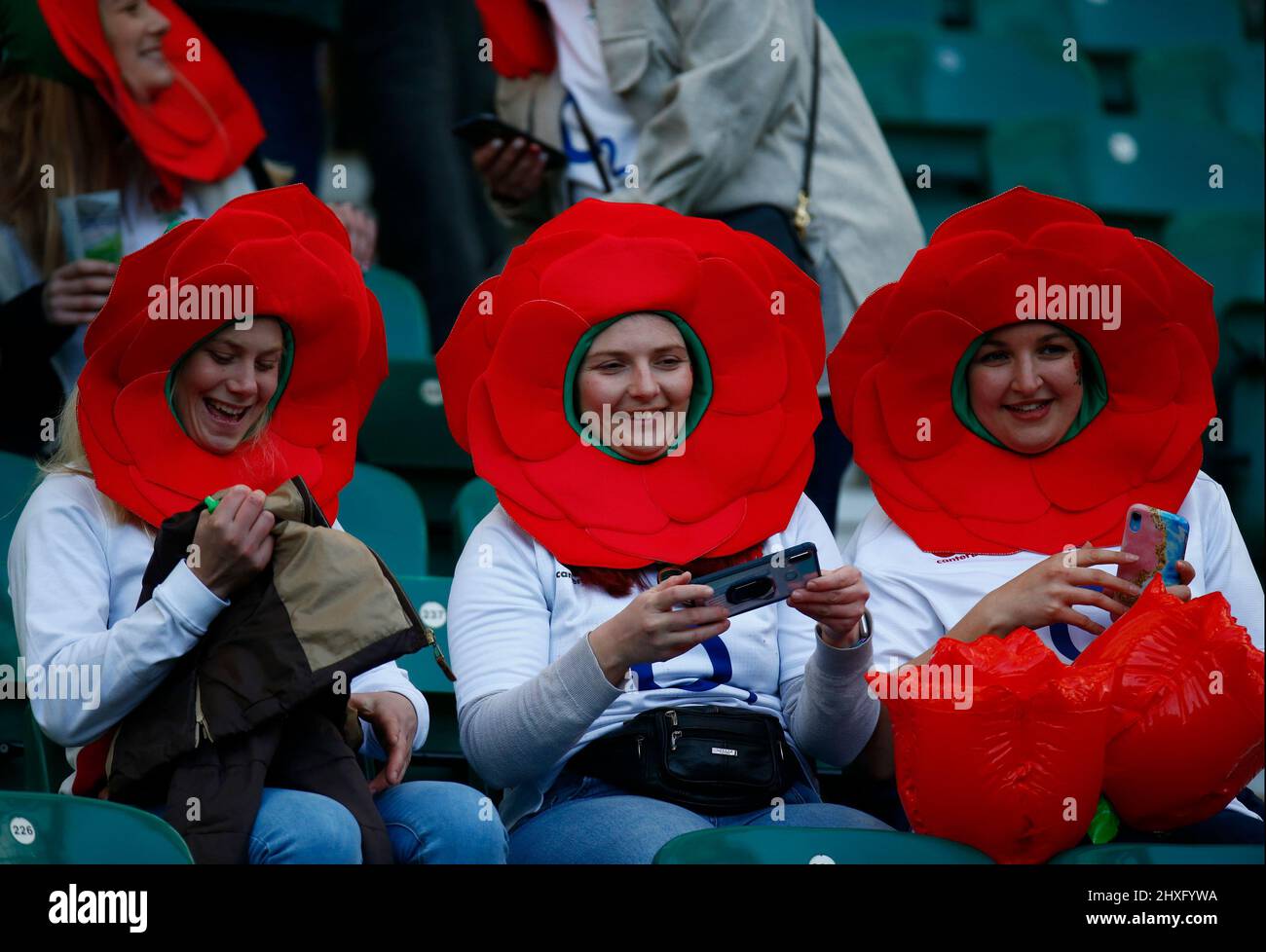 London, Großbritannien. 12. März 2022. LONDON, ENGLAND - 12. MÄRZ: England-Fans beim Guinness Six Nations-Spiel zwischen England und Irland, am 12.. März 2022 im Twickenham Stadium in London, England Credit: Action Foto Sport/Alamy Live News Stockfoto