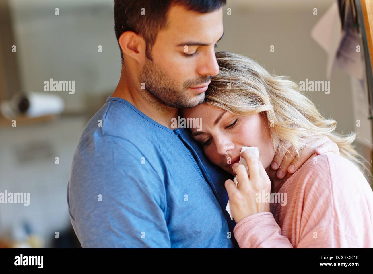 Ich bin immer für Sie da. Aufnahme eines jungen Mannes, der seine verärgerte Freundin tröstet. Stockfoto