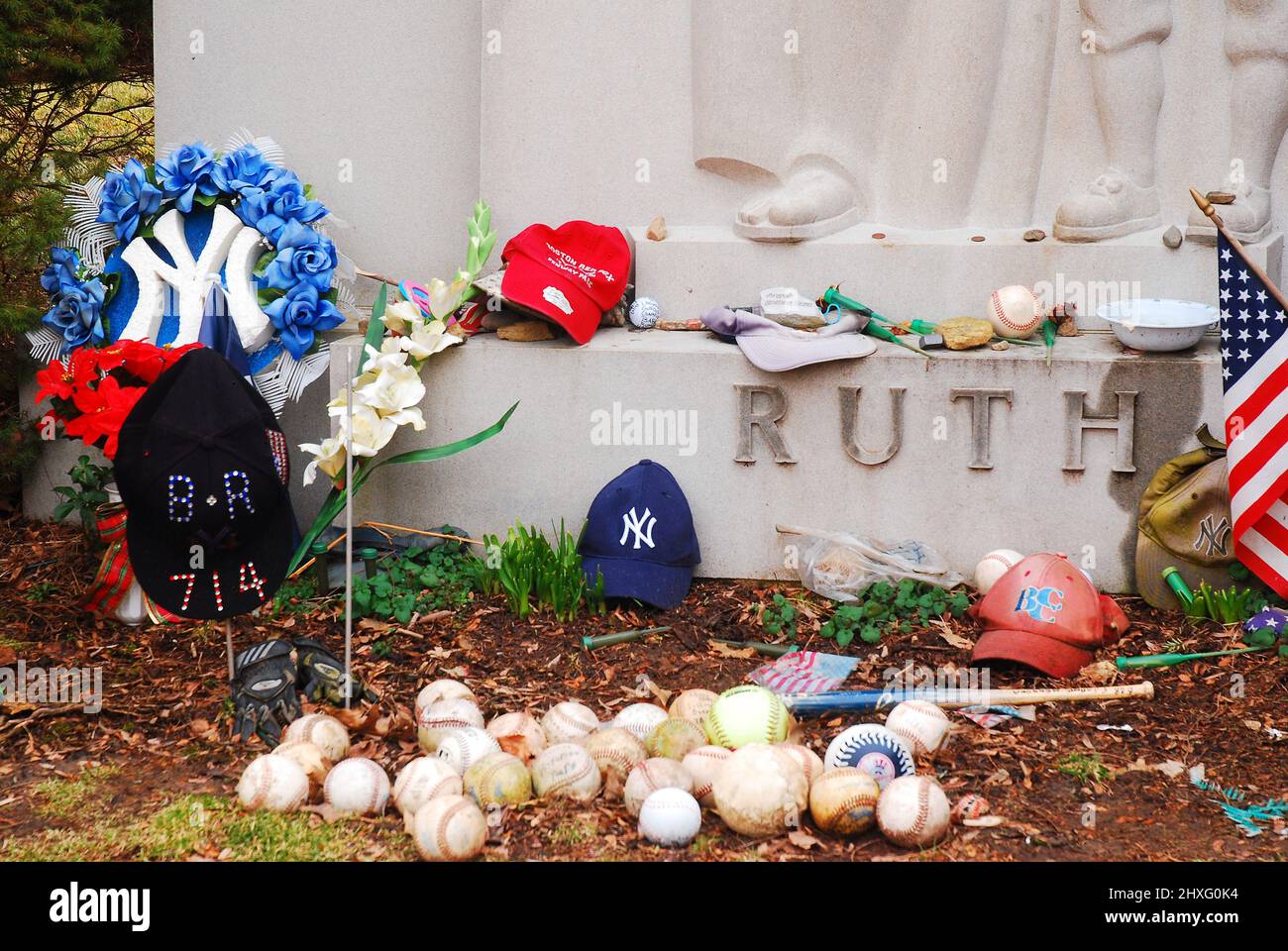 Baseballs und andere Angebote bleiben dem grabskräftigen Yankee-Schlampen Babe Ruth überlassen Stockfoto