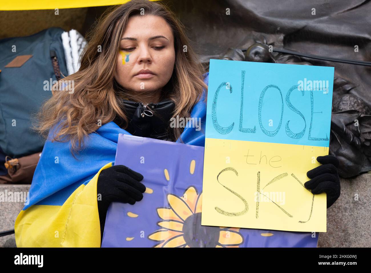 Manchester, Großbritannien. 12. März 2022. Demonstranten versammeln sich im Stadtzentrum von Manchester, Großbritannien, um gegen den Krieg in der Ukraine zu protestieren. Die Demonstranten fordern ein Ende des Krieges und die Einführung einer Flugverbotszone durch die NATO. Picture garyroberts/worldwidefeatures.com Credit: GaryRobertsphotography/Alamy Live News Stockfoto