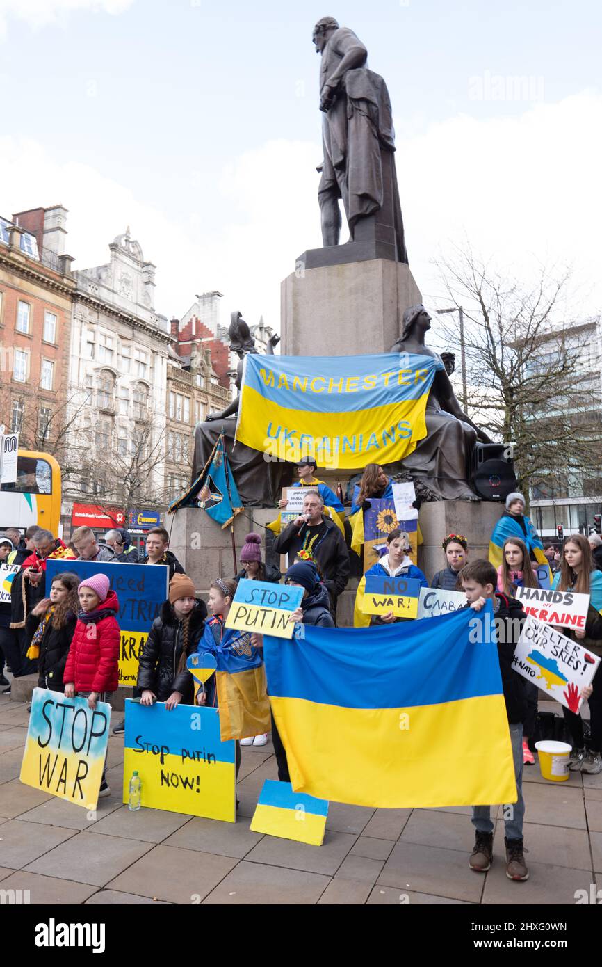 Manchester, Großbritannien. 12. März 2022. Demonstranten versammeln sich im Stadtzentrum von Manchester, Großbritannien, um gegen den Krieg in der Ukraine zu protestieren. Die Demonstranten fordern ein Ende des Krieges und die Einführung einer Flugverbotszone durch die NATO. Picture garyroberts/worldwidefeatures.com Credit: GaryRobertsphotography/Alamy Live News Stockfoto