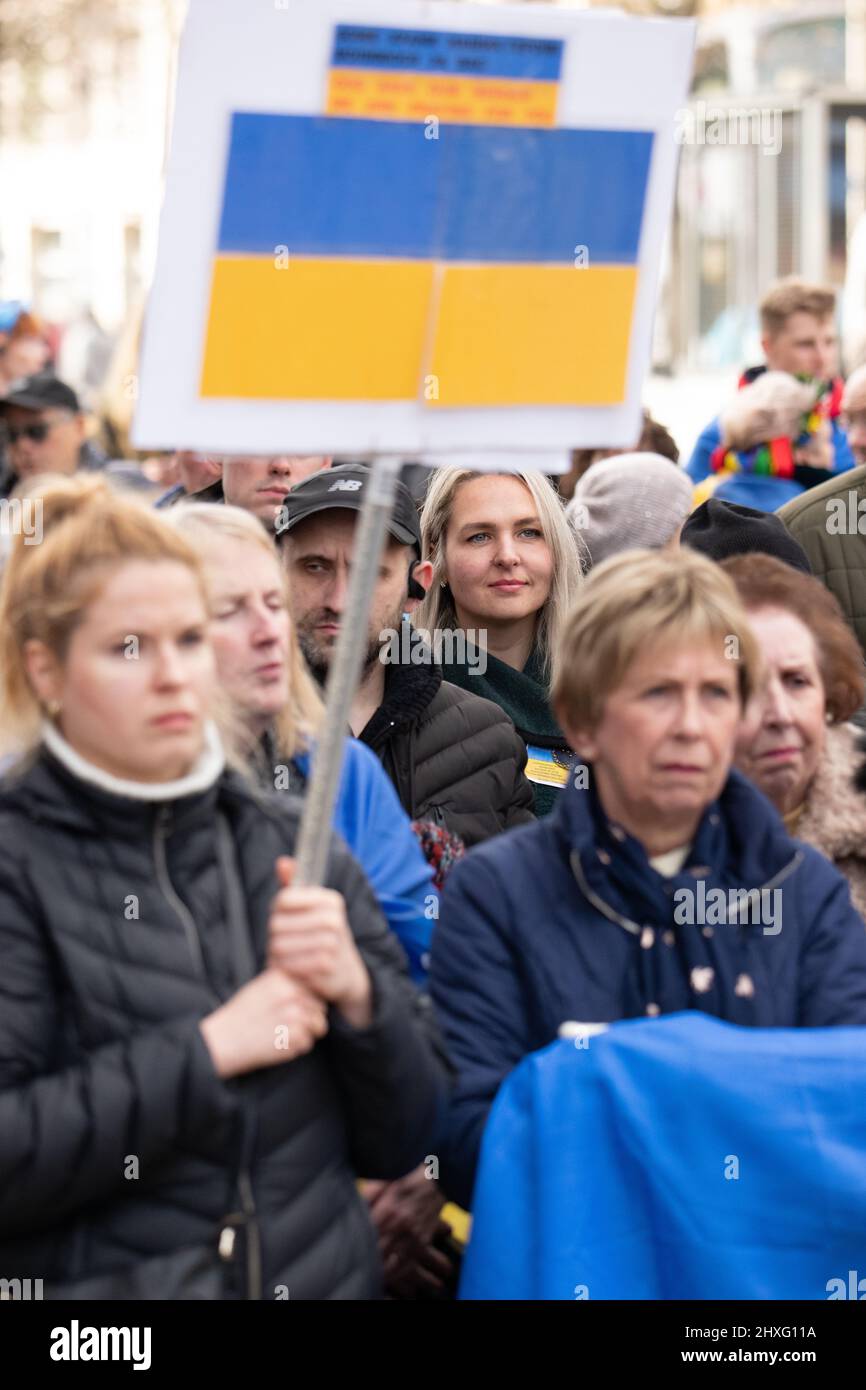 Manchester, Großbritannien. 12. März 2022. Demonstranten versammeln sich im Stadtzentrum von Manchester, Großbritannien, um gegen den Krieg in der Ukraine zu protestieren. Die Demonstranten fordern ein Ende des Krieges und die Einführung einer Flugverbotszone durch die NATO. Picture garyroberts/worldwidefeatures.com Credit: GaryRobertsphotography/Alamy Live News Stockfoto