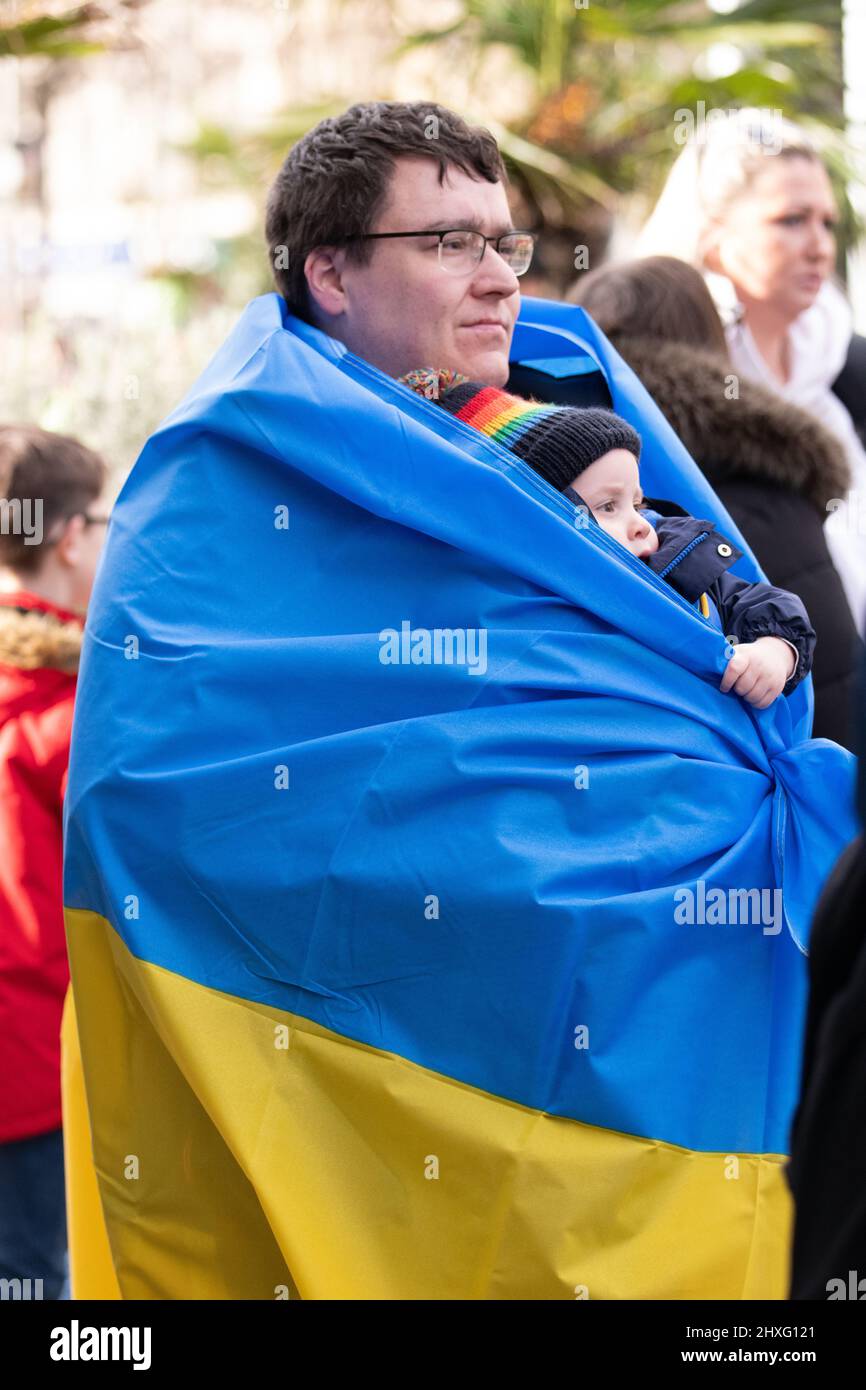Manchester, Großbritannien. 12. März 2022. Demonstranten versammeln sich im Stadtzentrum von Manchester, Großbritannien, um gegen den Krieg in der Ukraine zu protestieren. Die Demonstranten fordern ein Ende des Krieges und die Einführung einer Flugverbotszone durch die NATO. Picture garyroberts/worldwidefeatures.com Credit: GaryRobertsphotography/Alamy Live News Stockfoto
