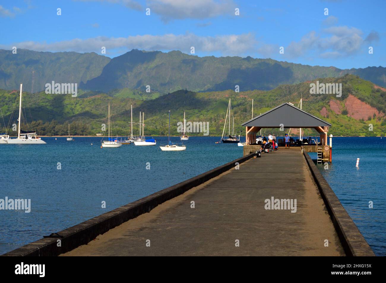 Ein Fischerpier bietet eine wunderschöne Landschaft, da er sich bis in die Hanalei Bay in Kauai erstreckt Stockfoto