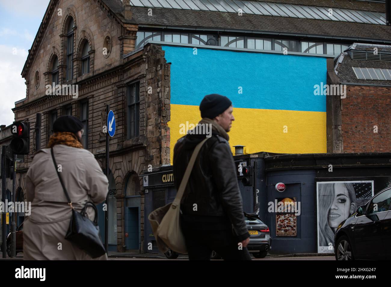 Glasgow, Großbritannien, 12.. März 2022. Die ukrainische Flagge wurde an einer Wand über der Clutha & Victoria Bar angebracht, was die Unterstützung der Ukraine in ihrem aktuellen Krieg mit Präsident PutinÕs Russland in Glasgow, Schottland, am 12. März 2022, zeigt. Foto: Jeremy Sutton-Hibbert/ Alamy Live News. Stockfoto