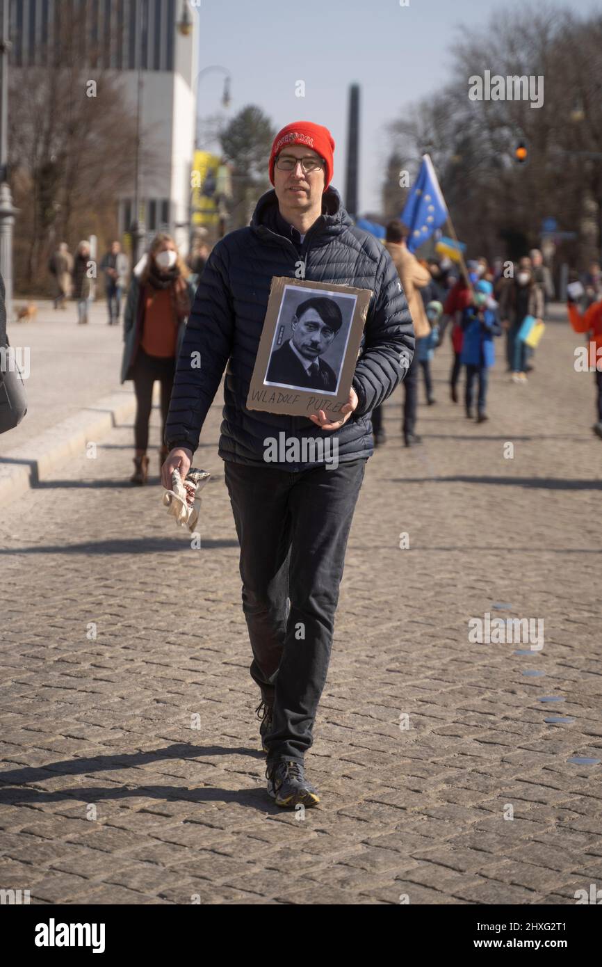 Teilnehmer mit Schild „Wladimir Putler“. Am 12. März 2022 versammelten sich Hunderte von Menschen auf dem Königsplatz in München, um ihre Solidarität mit der Ukraine zu zeigen. Die Demonstranten forderten den sofortigen Abzug der russischen Truppen, eine politische Lösung des Konflikts, die Unterstützung der deutschen Regierung und sofortige Sanktionen gegen Russland. (Foto von Alexander Pohl/Sipa USA) Stockfoto