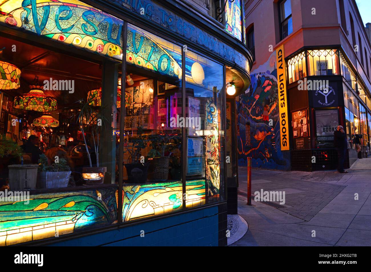 Vesuvio Cafe und City Lights, zwei Wahrzeichen der Beat Generation in San Francisco Stockfoto