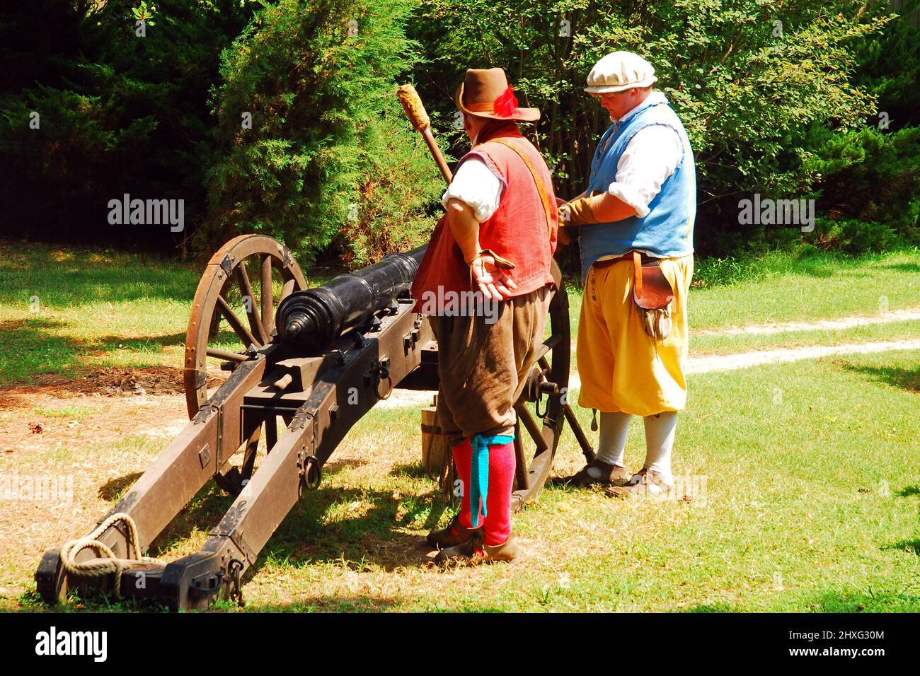 Zwei Erwachsene Männer demonstrieren, wie sie in Jamestown, Virginia, einen Kanon aus der Kolonialzeit feuerten Stockfoto