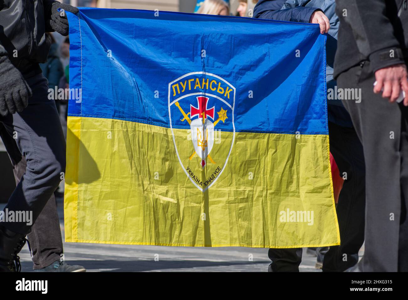Ukraine vor allem mit Symbol oder Logo der Stadt Luhansk oder Lugansk nahe der Grenze zu Russland in der umstrittenen Region Donbass Stockfoto