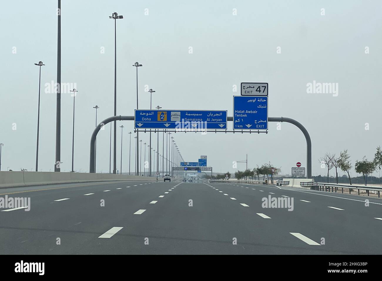 Al Shamal Road Highway nach Al Khor. Doha Straßen und Verkehr. Stockfoto