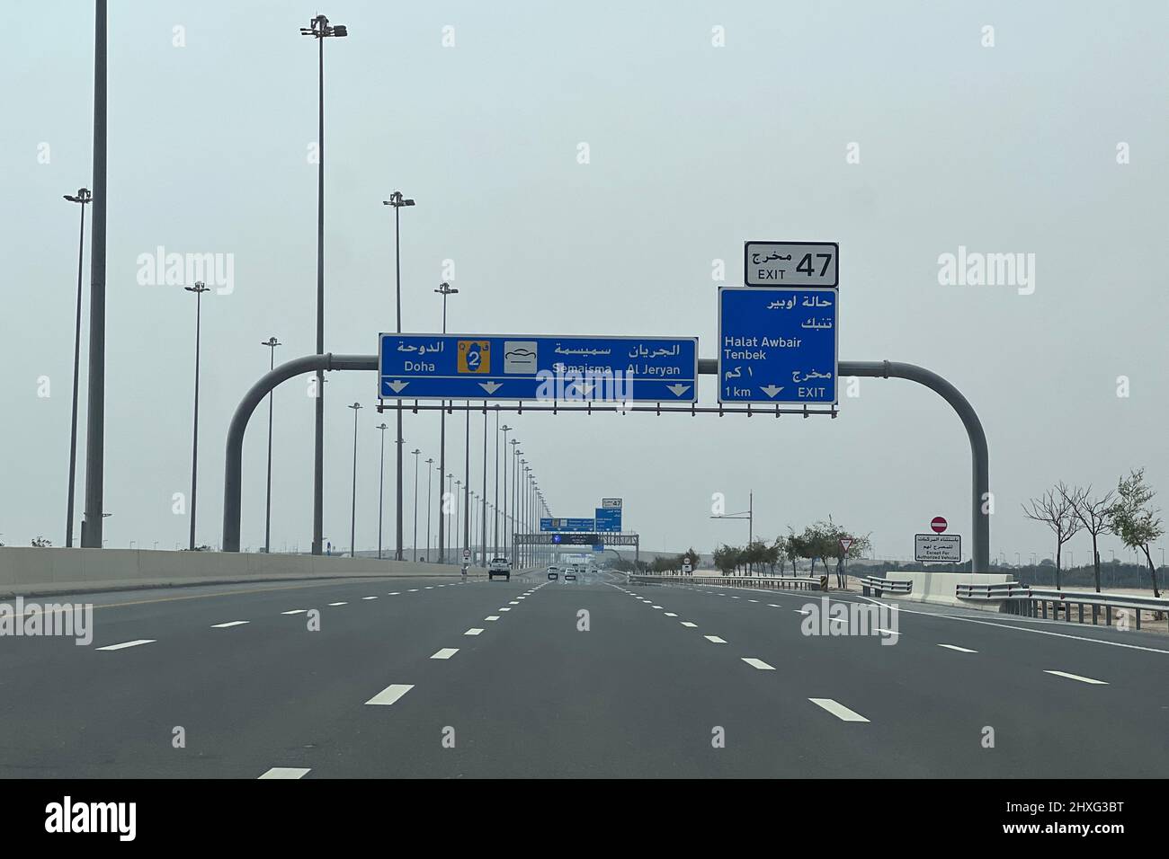 Al Shamal Road Highway nach Al Khor. Doha Straßen und Verkehr. Stockfoto