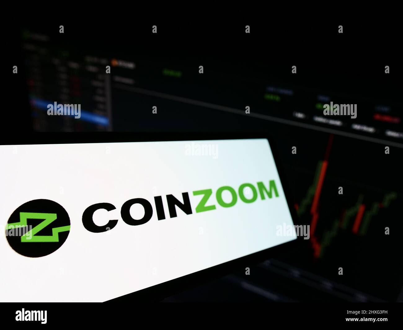 Handy mit Logo der amerikanischen Krypto-Tauschfirma CoinZoom Inc. Auf dem Bildschirm vor der Business-Website. Konzentrieren Sie sich auf die linke Seite des Telefondisplays. Stockfoto