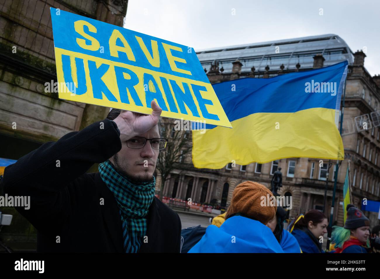 Glasgow, Großbritannien, 12. März 2022. Die Ukraine-Kundgebung auf dem George Square zeigt Unterstützung für die Ukraine in ihrem aktuellen Krieg mit Präsident PutinÕs Russland, in Glasgow, Schottland, 12. März 2022. Foto: Jeremy Sutton-Hibbert/ Alamy Live News. Stockfoto