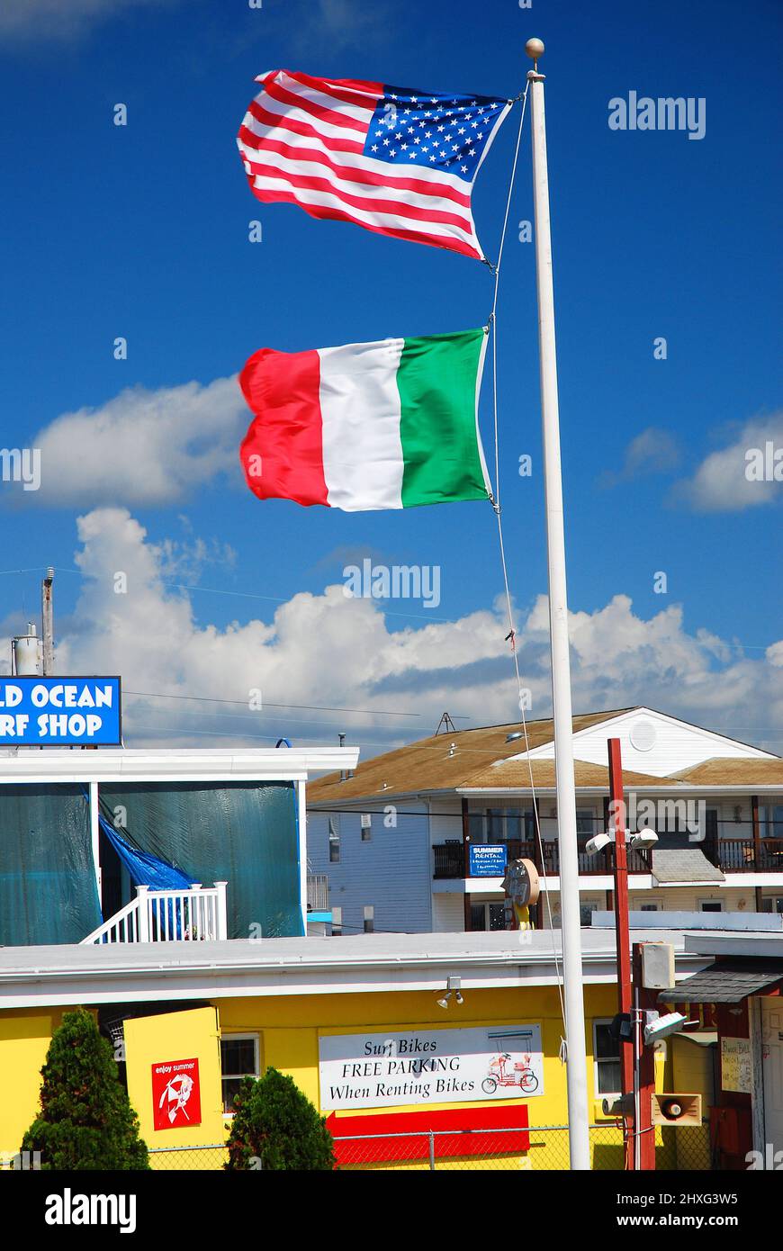 Eine amerikanische und eine italienische Flagge fliegen über einen Wirtschaftsstandort Stockfoto