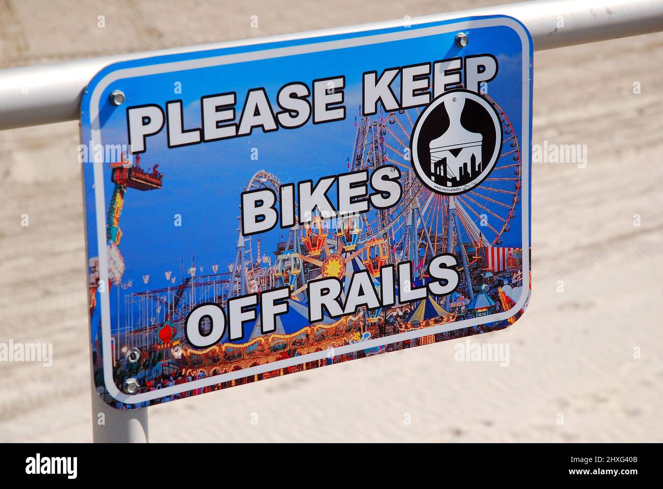 Ein Schild fordert Biker auf, ihre Fahrräder nicht auf den Schienen des Boardwalk zu verriegeln Stockfoto