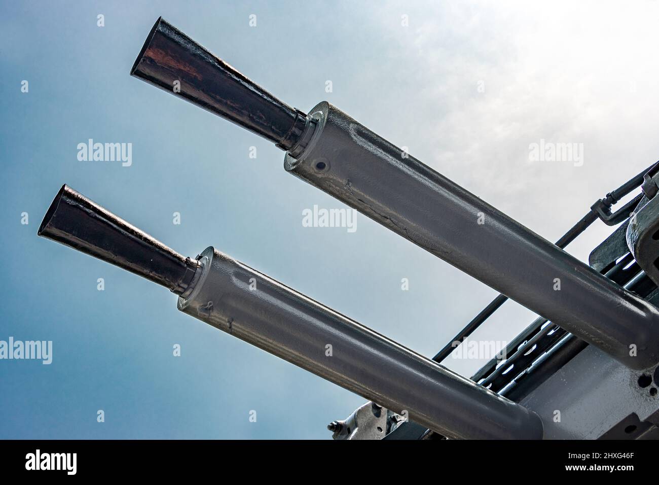 Eine Flugabwehrkanone auf dem Weg zum blauen Himmel Stockfoto
