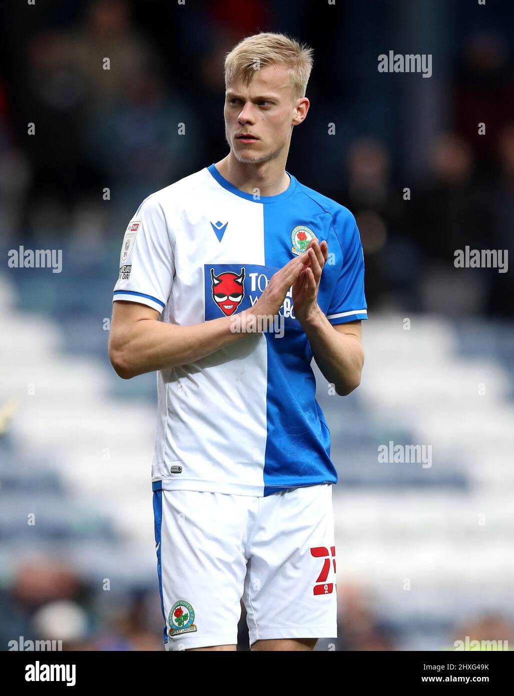 Jan Paul van Hecke von Blackburn Rovers applaudiert den Fans nach dem Sky Bet Championship-Spiel im Ewood Park, Blackburn. Bilddatum: Samstag, 12. März 2022. Stockfoto