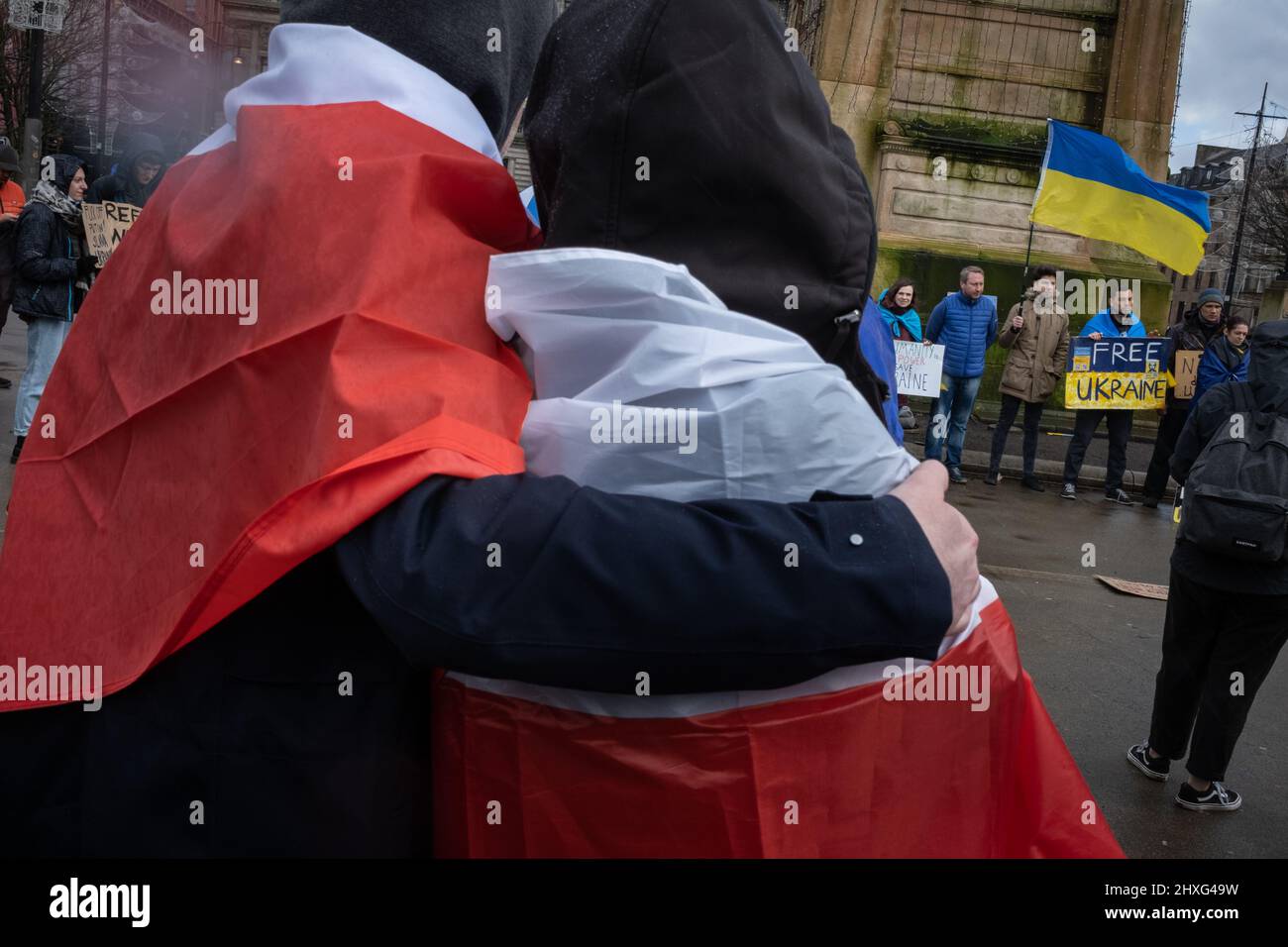 Glasgow, Großbritannien, 12. März 2022. Die Ukraine-Kundgebung auf dem George Square zeigt Unterstützung für die Ukraine in ihrem aktuellen Krieg mit Präsident PutinÕs Russland, in Glasgow, Schottland, 12. März 2022. Foto: Jeremy Sutton-Hibbert/ Alamy Live News. Stockfoto