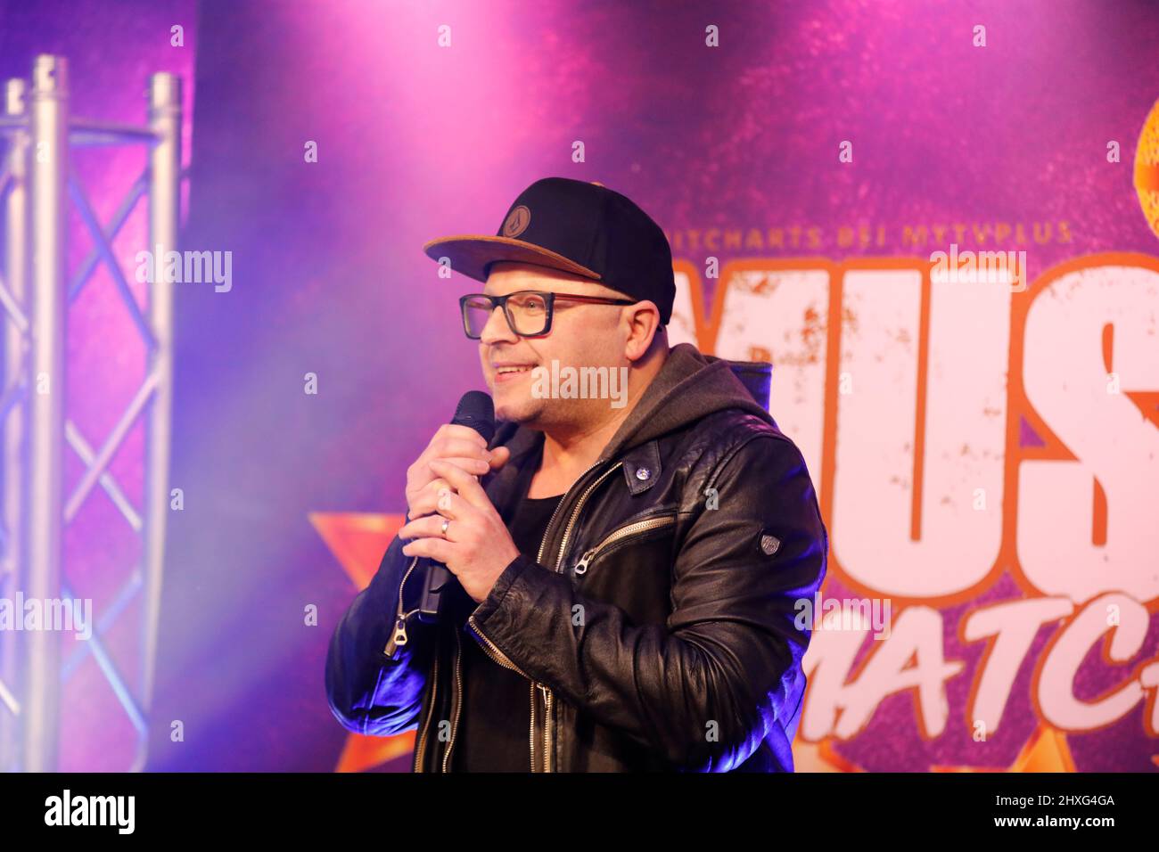 Anthony Weihs beim MusicMatch - die Hitcharts bei MyTVplus im Gläsernen Studio von MyTVplus im Elbepark. Dresden, 11.03.2022 Stockfoto