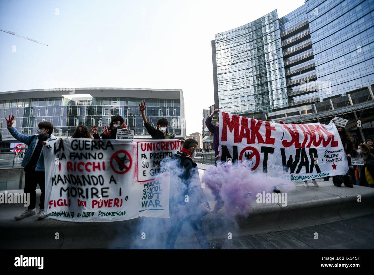 Studenten protestieren in der UniCredit-Zentrale gegen den Krieg in der Ukraine Stockfoto