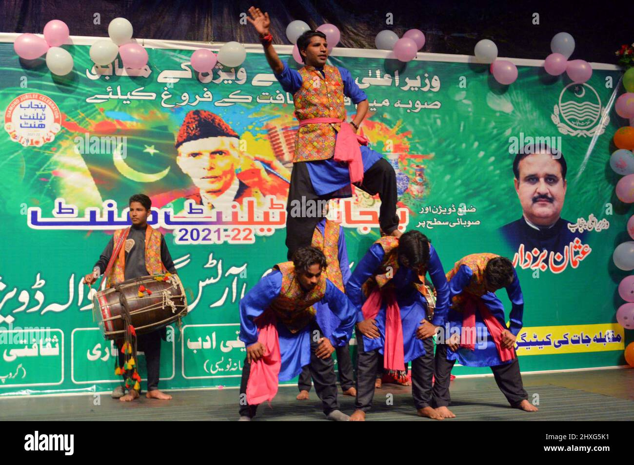 Studenten und Künstler treten auf der Bühne während des Talent Hunt Programms auf, das vom Arts Council of Pakistan am Samstag, dem 12. März 2022, in Gujranwala veranstaltet wird. Stockfoto