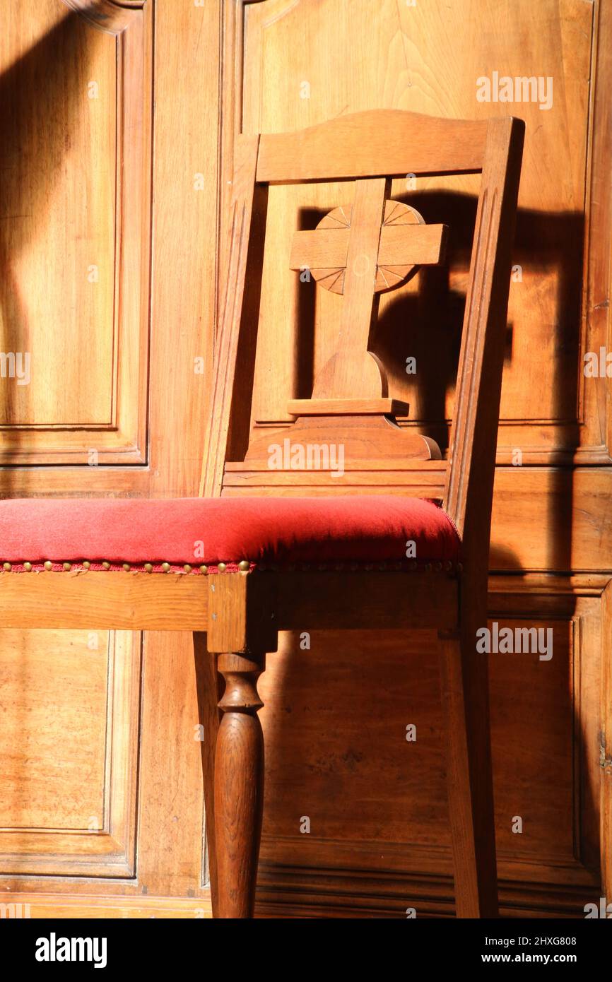 Chaise en bois. Eglise Saint-Gervais et Saint-Protais. Saint-Gervais-les-Bains. Haute-Savoie. Auvergne-Rhône-Alpes. Frankreich. Stockfoto