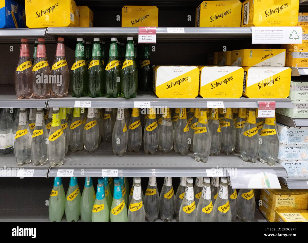 Schweppes Tonic; Flaschen und Dosen von Schweppes Tonic Water zum Verkauf in Supermarktregalen, Großbritannien Stockfoto