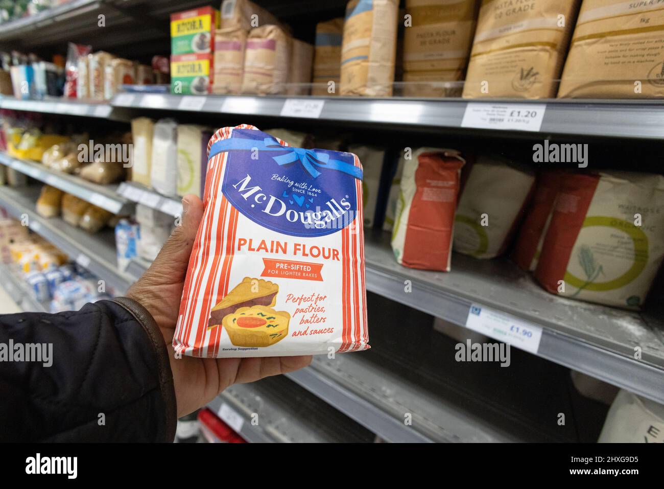 Flour Bag; Kauf einer Tüte Mehl - McDougalls einfaches Mehl, in einem Supermarkt mit Mehltüten auf den Regalen des Supermarktes, Waitrose Supermarkt UK Stockfoto