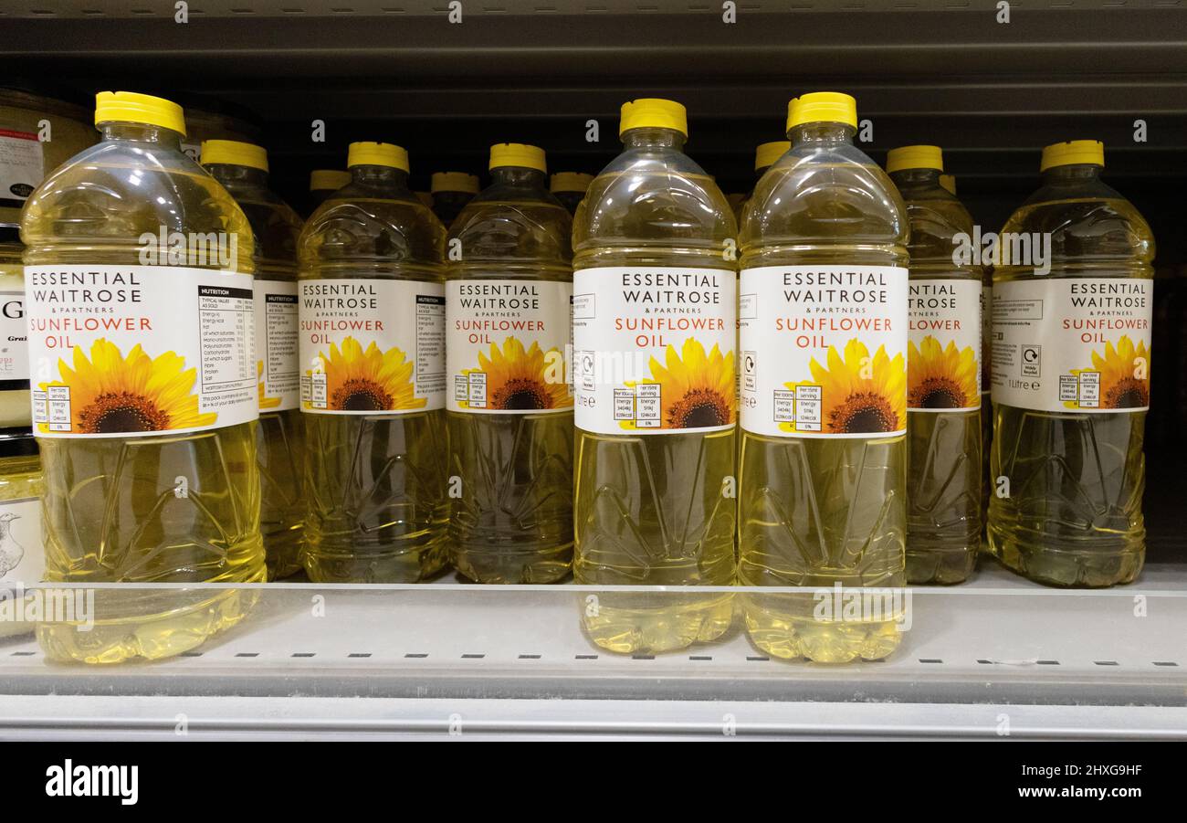 Sonnenblumenöl, Flaschen ätherisches Waitrose Sonnenblumenöl zum Verkauf in einem Supermarkt Regal, Waitrose Suffolk UK Stockfoto