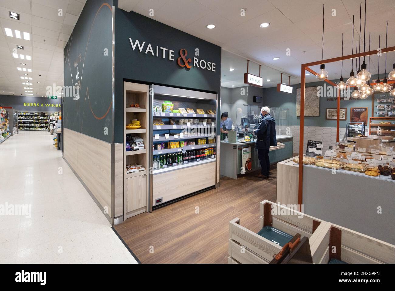 Supermarkt Cafe UK; Menschen im Waite & Rose Waitrose Cafe, waitrose Supermarkt Suffolk UK Stockfoto