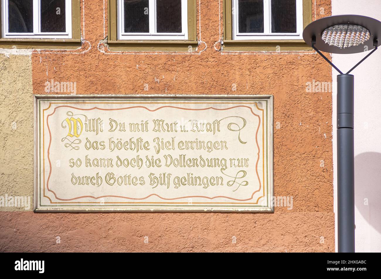 Traditionelles Sprichwort auf Deutsch an einer Hauswand über den Erfolg, mit Gottes Hilfe ein Ziel zu erreichen, Ebingen, Albstadt, Baden-Württemberg, Deutschland. Stockfoto