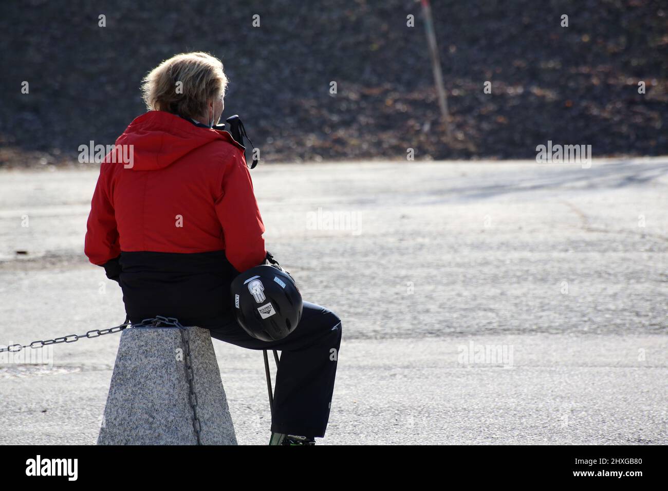 Skieur Assis sur une pierre. Saint-Gervais-les-Bains. Haute-Savoie. Auvergne-Rhône-Alpes. Haute-Savoie. Frankreich. Stockfoto