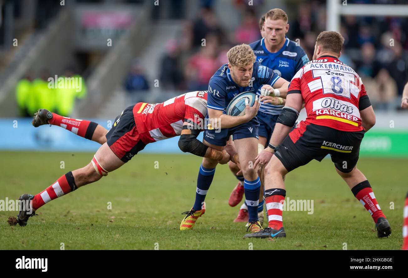 12. March 2022 ; AJ Bell Stadium, Sale, England; Gallagher Premiership Rugby, Sale versus Gloucester: Gus Warr of Sale Sharks tackles von Lewis Ludlow (c) und Ruan Ackermann aus Gloucester Stockfoto