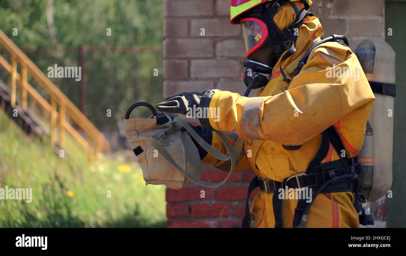 Workflow. Gasmaske. Clip. Männer in Gasmasken in der Arbeitsumgebung . Stockfoto