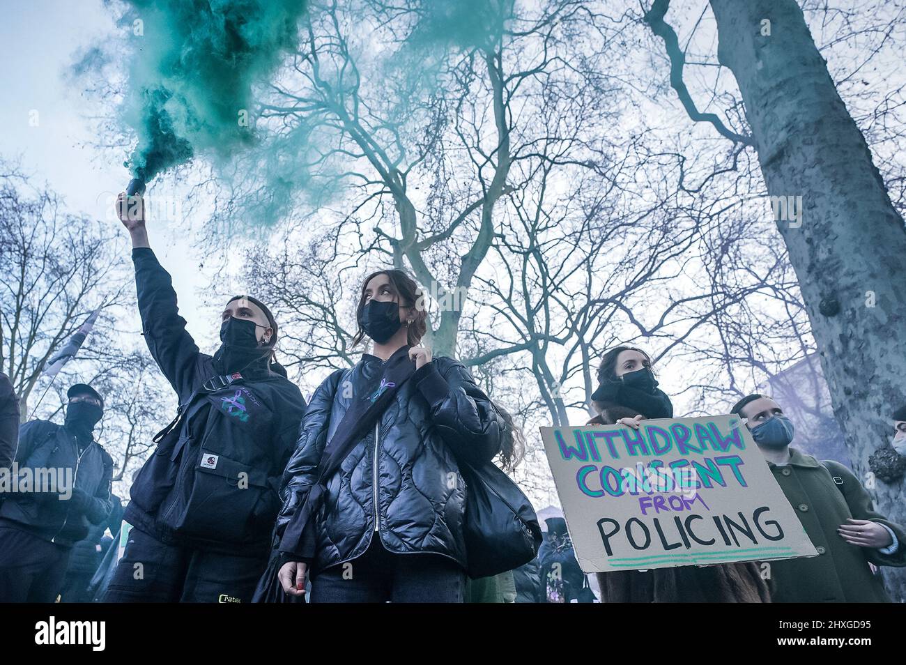 London, Großbritannien. 12.. März 2022. Sarah Everard ein Jahr aus Protest. Demonstranten von Sisters Uncut protestieren gemeinsam mit anderen Anti-Polizei-Aktivisten ein Jahr nach den kontroversen Festnahmen der Clapham Common Mahnwache vom Polizeihauptquartier in New Scotland Yard aus. Demonstranten fordern, dass die Zustimmung aus der Polizeiarbeit zurückgezogen und die vollständige Entfernung des Gesetzes über die Polizeibefugnisse, das derzeit im Unterhaus diskutiert wird, aufgehoben wird. Kredit: Guy Corbishley/Alamy Live Nachrichten Stockfoto