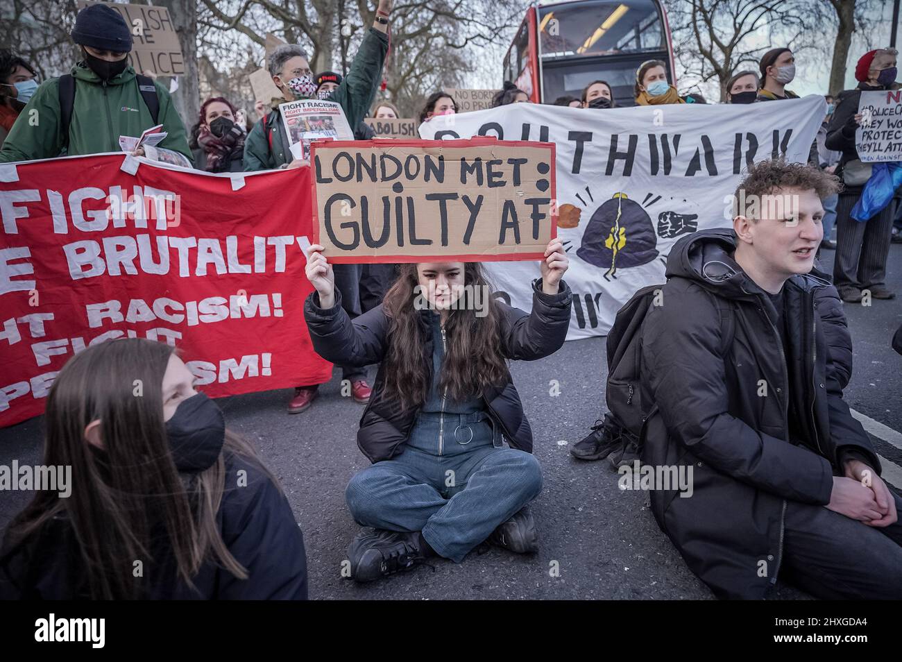 London, Großbritannien. 12.. März 2022. Sarah Everard ein Jahr aus Protest. Demonstranten von Sisters Uncut protestieren gemeinsam mit anderen Anti-Polizei-Aktivisten ein Jahr nach den kontroversen Festnahmen der Clapham Common Mahnwache vom Polizeihauptquartier in New Scotland Yard aus. Demonstranten fordern, dass die Zustimmung aus der Polizeiarbeit zurückgezogen und die vollständige Entfernung des Gesetzes über die Polizeibefugnisse, das derzeit im Unterhaus diskutiert wird, aufgehoben wird. Kredit: Guy Corbishley/Alamy Live Nachrichten Stockfoto