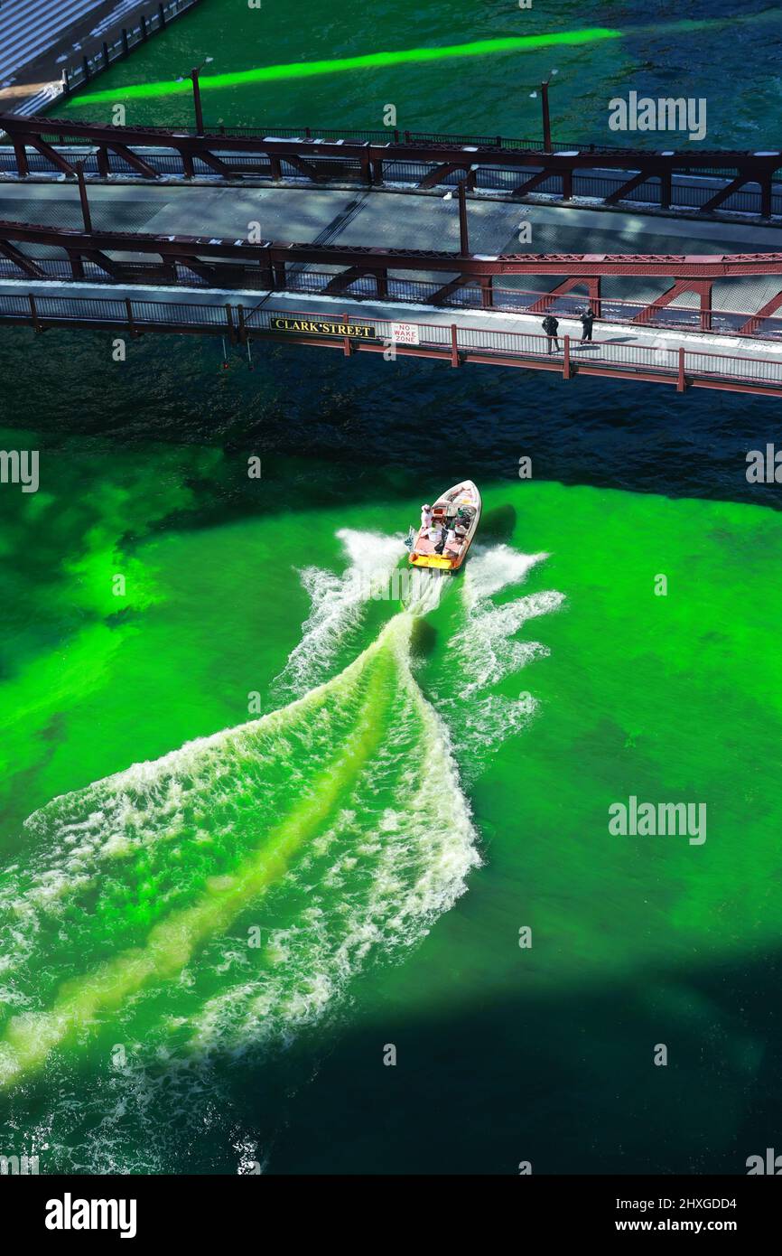 Chicago, IL, USA. 12. März 2022. Blick auf den Chicago River, der anlässlich des St. Patrick's Day am 12. März 2022 in Chicago, Illinois, grün gefärbt wurde. Kredit: Mpi34/Media Punch/Alamy Live Nachrichten Stockfoto