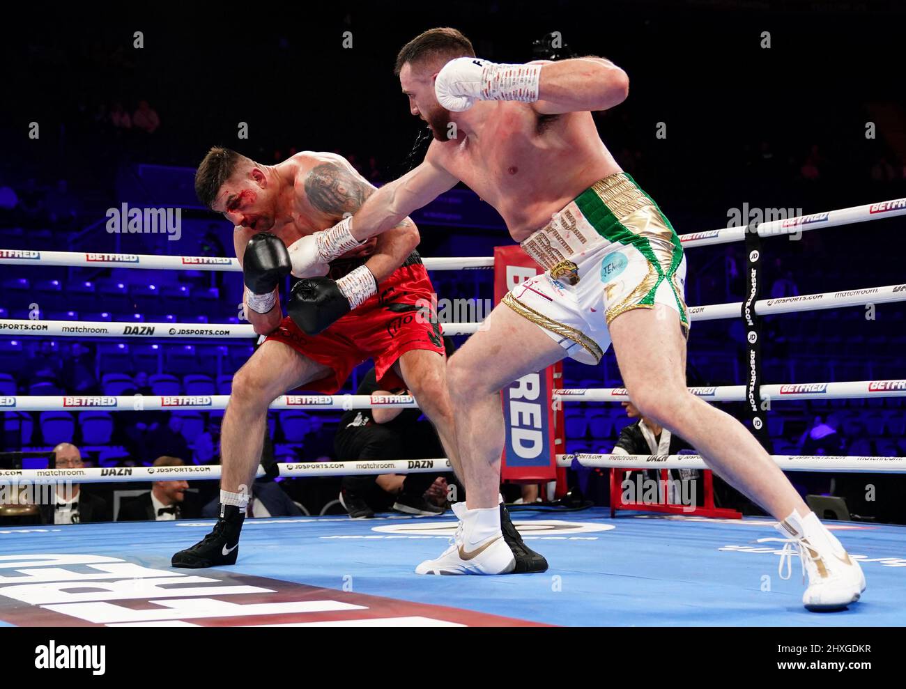 Michal Boloz (links) und Thomas Carty während ihres internationalen Schwergewichts-Wettbewerbs in der Motorpoint Arena, Nottingham. Bilddatum: Samstag, 12. März 2022. Stockfoto