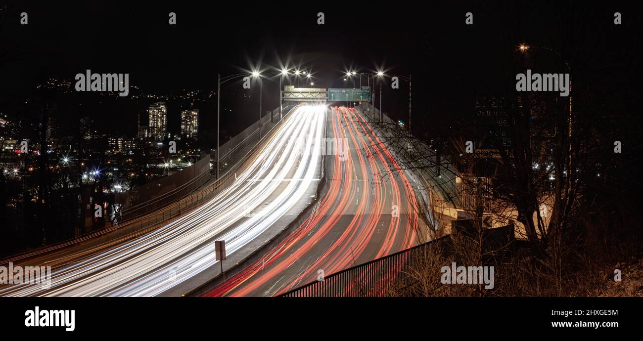 Verkehr über die zweite Narrows Bridge auf dem Highway 1 Stockfoto