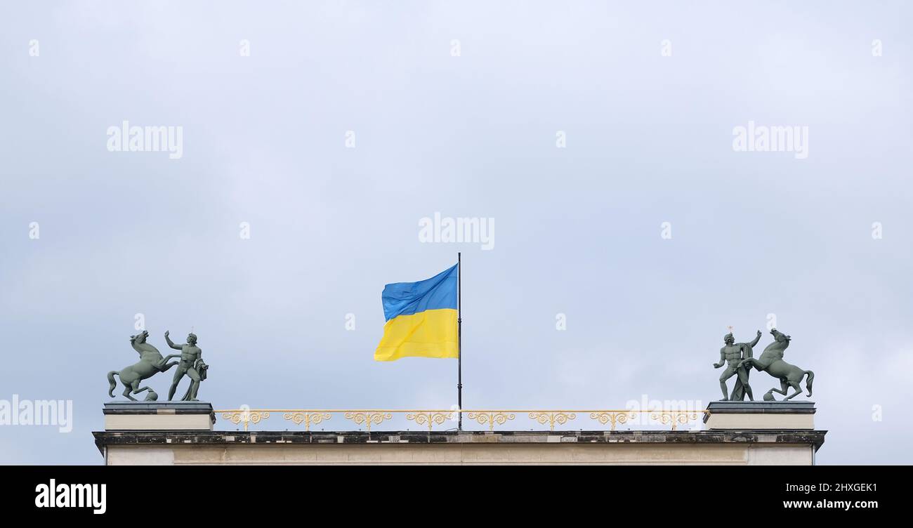 Berlin, 4. März 2022, ukrainische Flagge als Zeichen der Solidarität mit dem alten Museum. Stockfoto